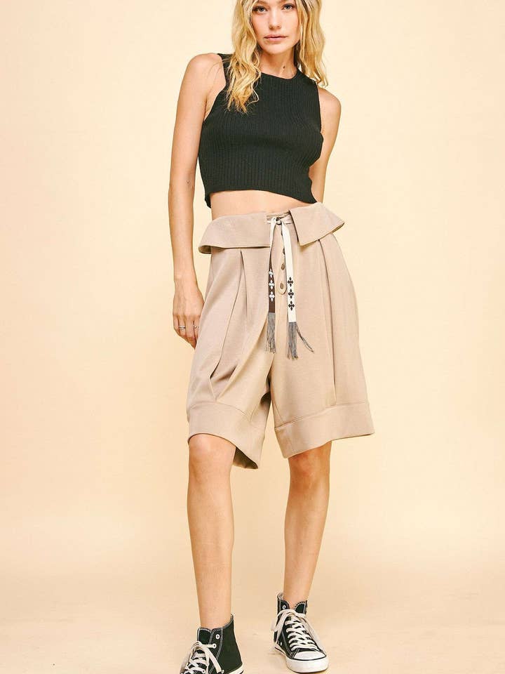 Beige KURZE HOSE MIT UMKLAPPBAREM BUND UND RIEMENDETAIL für den Großhandel auf Faire6