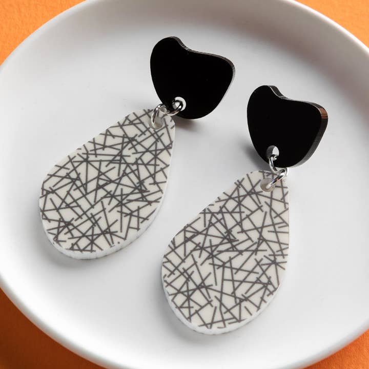 Orecchini pendenti Scribbles in argento sterling per la vendita all'ingrosso da parte di The Gifting Knot Ltd