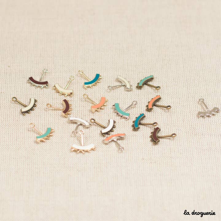 LA DROGUERIE – Großhandel Perlen – Kleines emailliertes Wappen 17 x 15 mm16