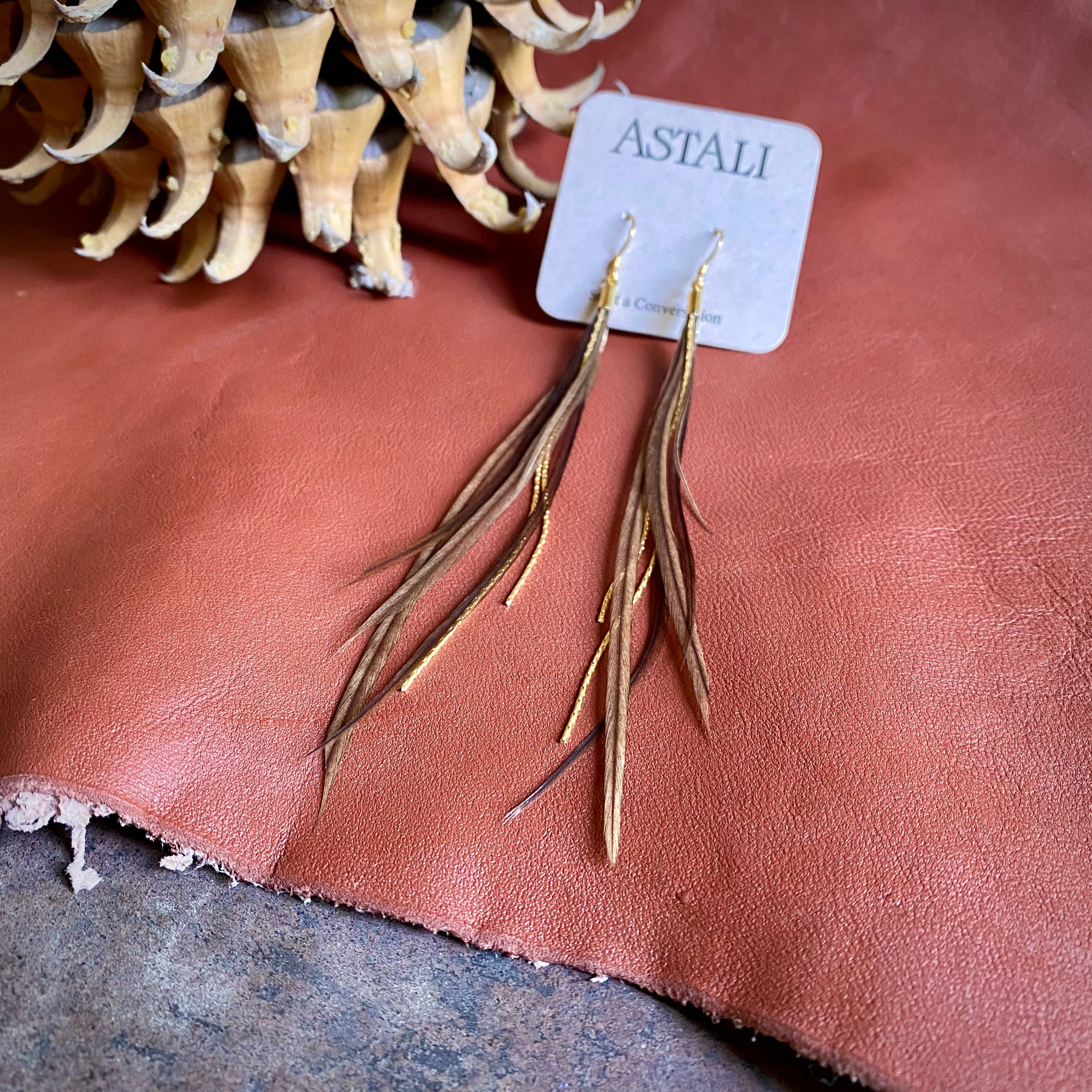 ASTALI - Vendita all'ingrosso Orecchini con nappe - Mini orecchini a forma di piuma, color tortora e oro, orecchini western in stile bohémien1