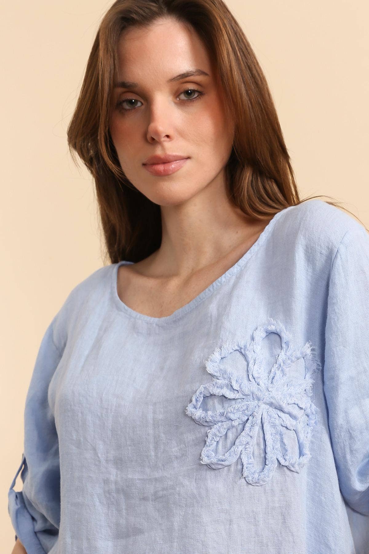 LÉA & LUC – Großhandel Kleid – Damen – 100 % Leinenkleid mit Blumenmotiv auf der linken Brust, REF. 724827