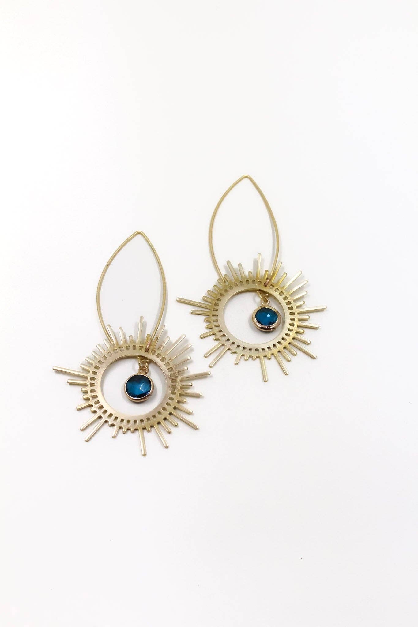 Moxie Collective (formerly Atonement Design) - Vendita all'ingrosso Orecchini pendenti - Orecchini Sunburst in ottone blu pavone4