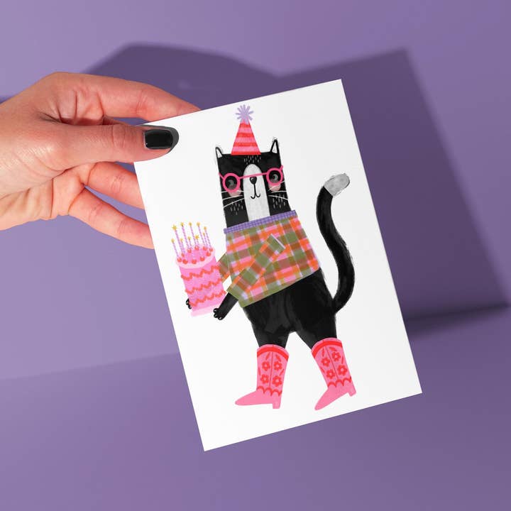 Coole Katze trägt Kuchen Geburtstagsgrußkarte für den Großhandel von Lucy Hook Designs