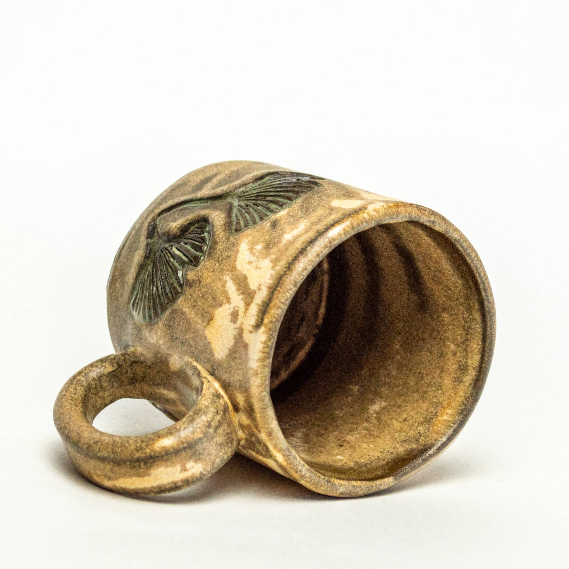 White Squirrel Clayworks – wholesale Kaffekoppar – Ginkgo Leaf Pattern Handgjord i Ohio Keramisk Beige 10 oz Mugg2