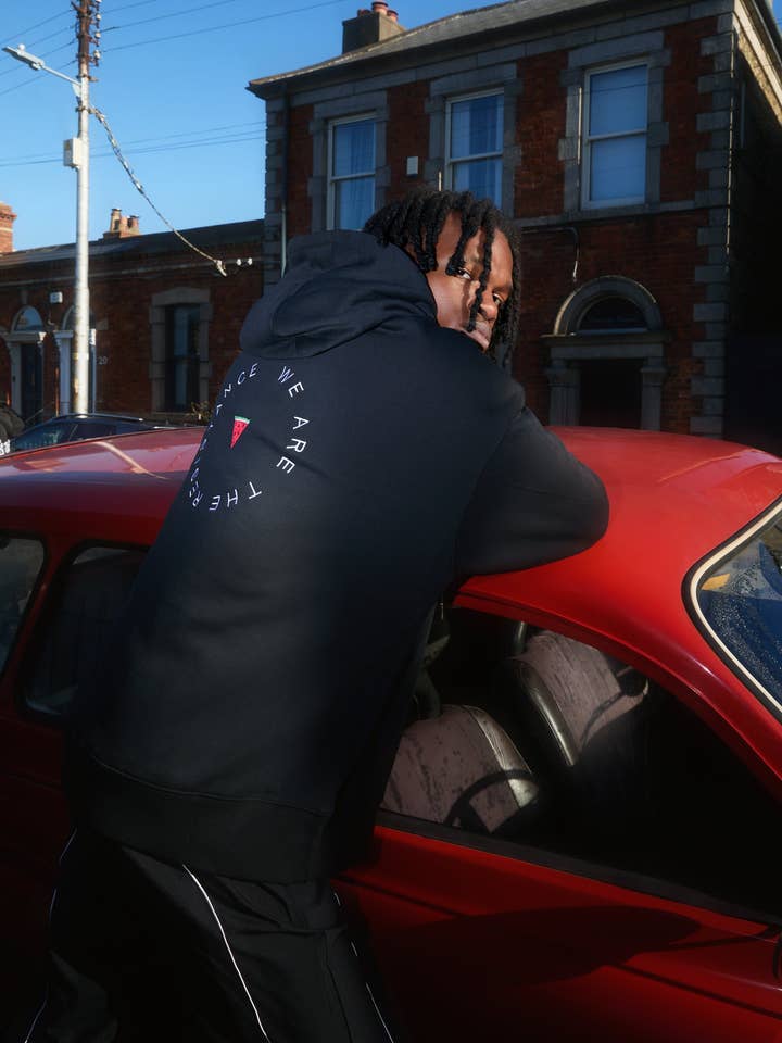 Felpa con cappuccio The Resistance nera per la vendita all'ingrosso da parte di USCO