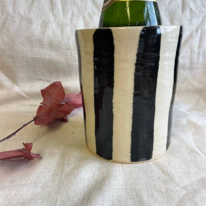 Charlotte Manser Ceramics - Vente Seau à vin - Refroidisseur à vin ou pot à ustensiles en céramique à rayures noires et blanches