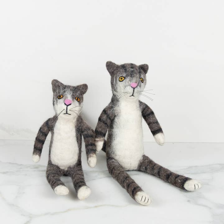Jouets - Chat Assis - Rayé Gris et Noir pour la vente par The Winding Road
