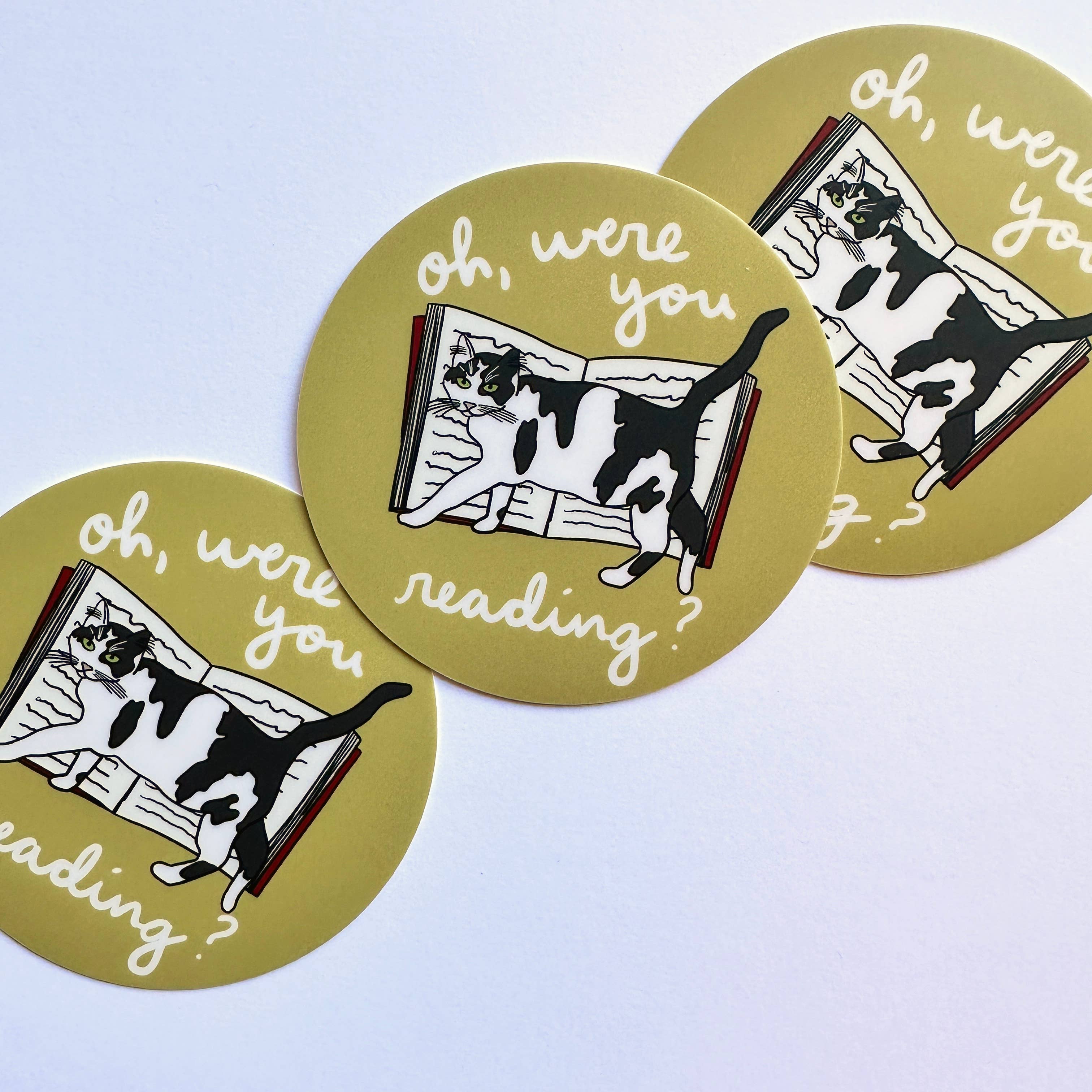 Made by Nilina - Vente Autocollant - Autocollant en vinyle « Intrusive Cat » - Lecture, livres, littérature1