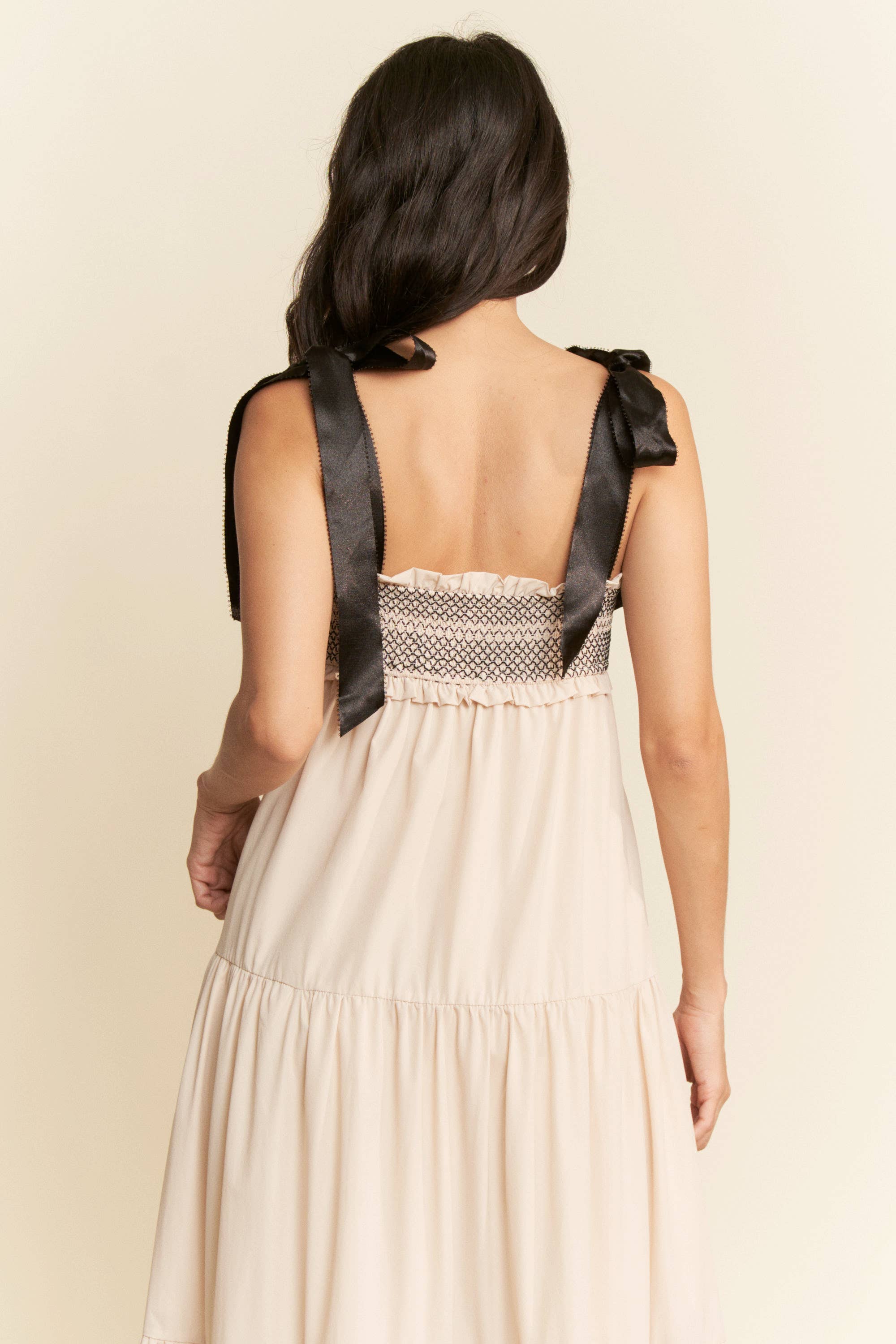 Beige MAXIKJOLE MED FLERE KONTRASTER MED SMOCKET BODICE STROPPER for engroshandel på Faire6