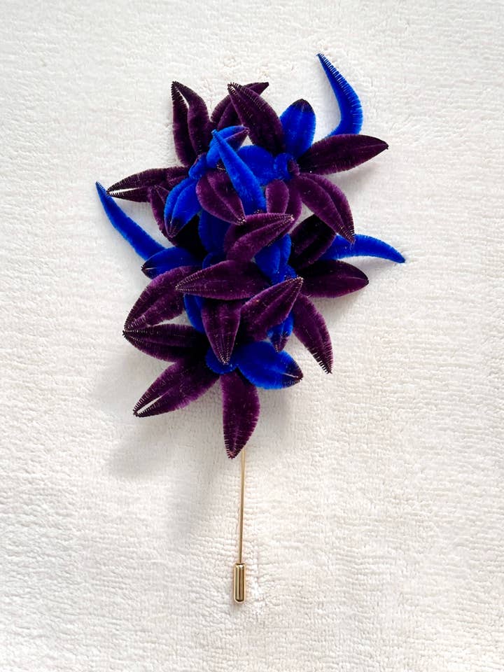« L'Hiver » : Broche Fleur en Velours de Soie Déclaration en Bleu Royal et Violet pour la vente par Crimson Hong