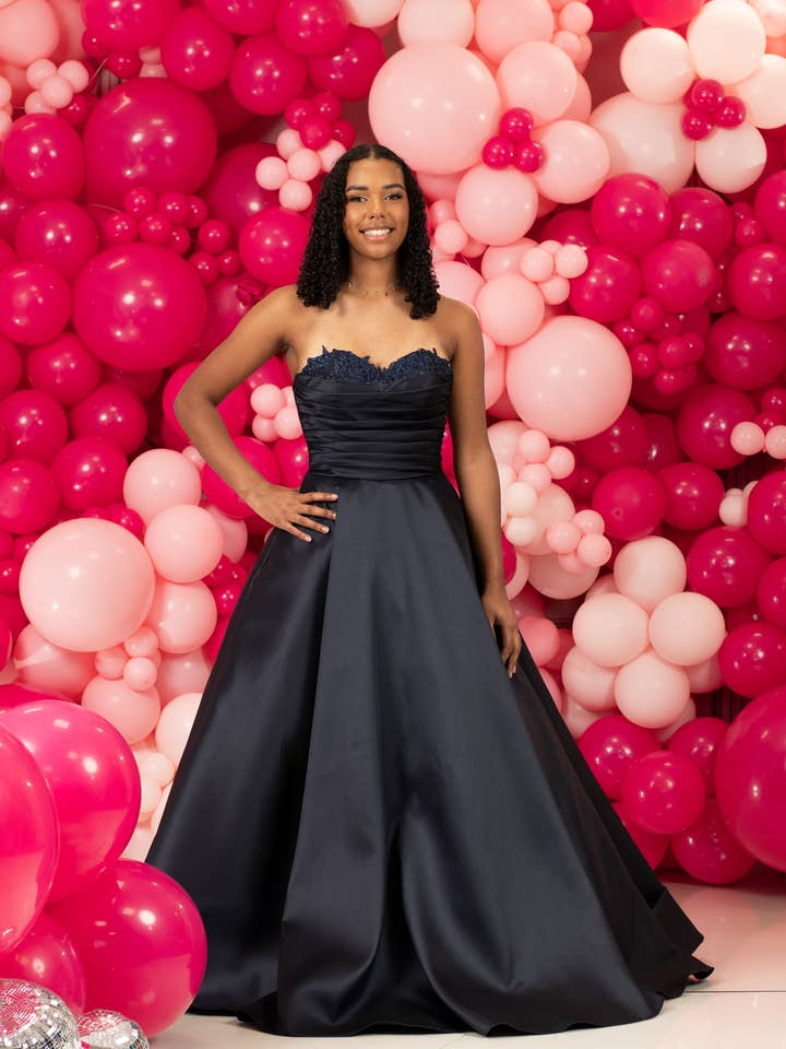 Charlotte a mezzanotte per la vendita all'ingrosso da parte di Ruby Prom