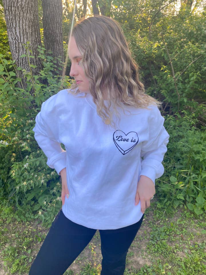 Girocollo in 13 versi della Prima Lettera di Corinthians per la vendita all'ingrosso da parte di An Aesthetic Dose of Jesus