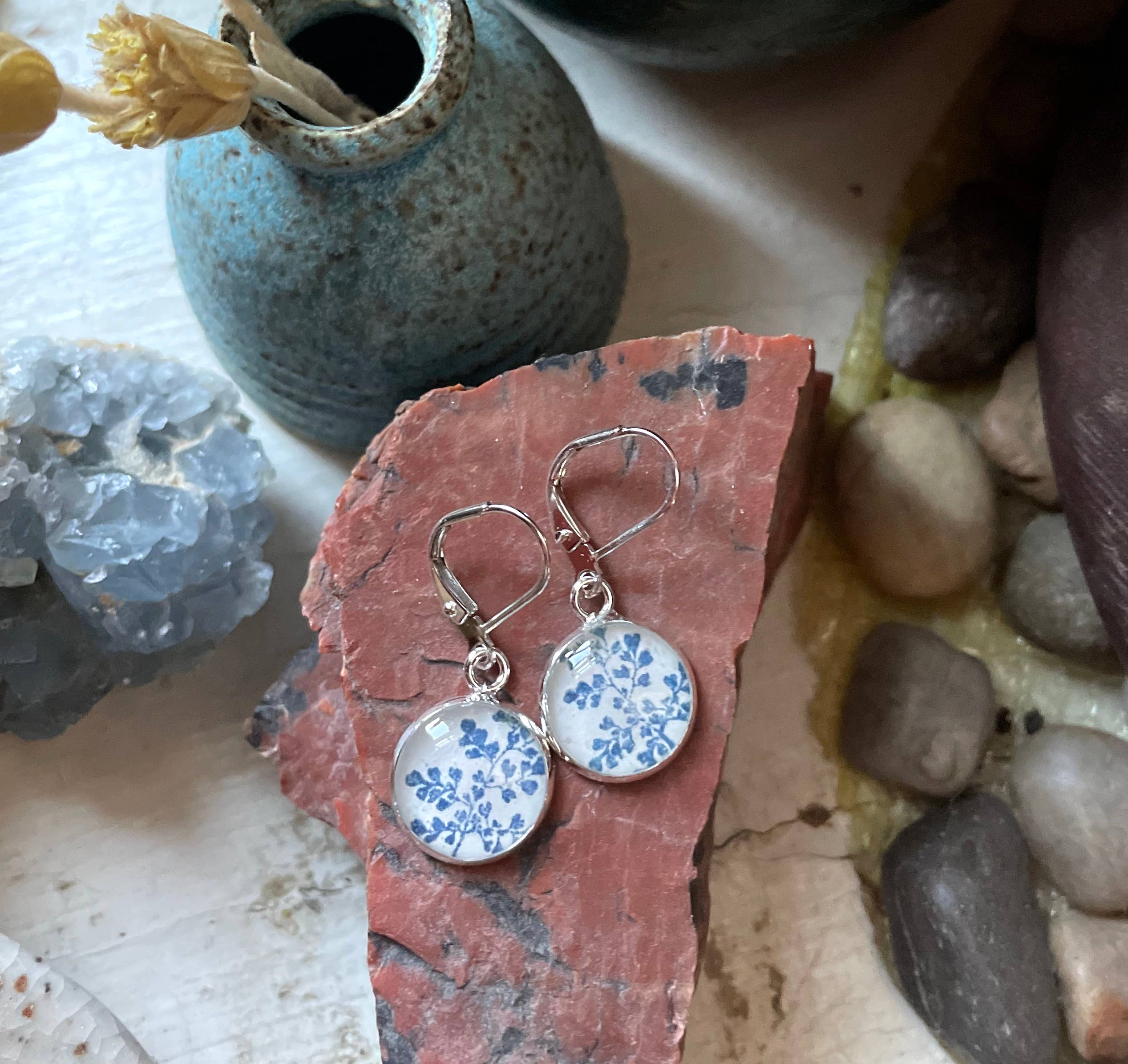 joeyfivecents - Vente Boucles d'oreilles pendantes - Boucles d'oreilles pendantes estampées à la main - plantes bleues, champignons, abeilles4