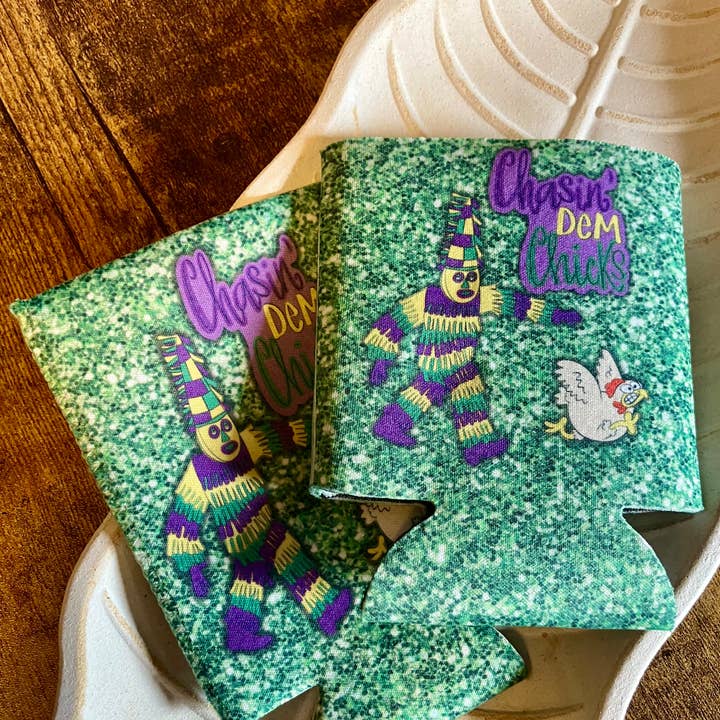 on the Bayou - Vente Housses de boisson - Mardi Gras à la poursuite des poules koozie