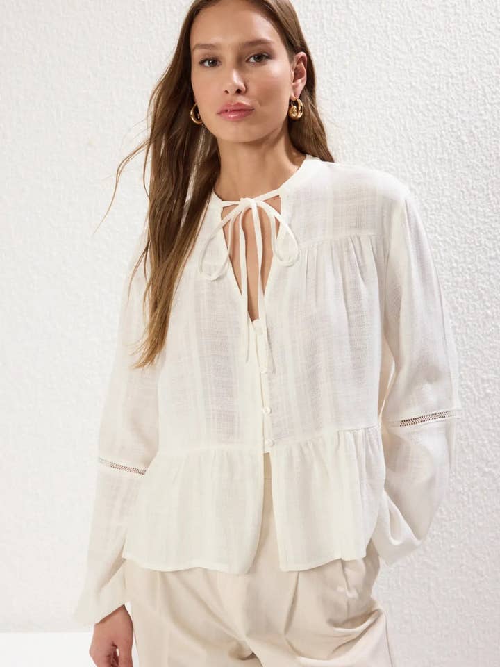 Blusa in Cotone Testurizzato con Dettaglio in Pizzo sulle Maniche – Vestibilità Regolare per la vendita all'ingrosso da parte di Hoxton Gal