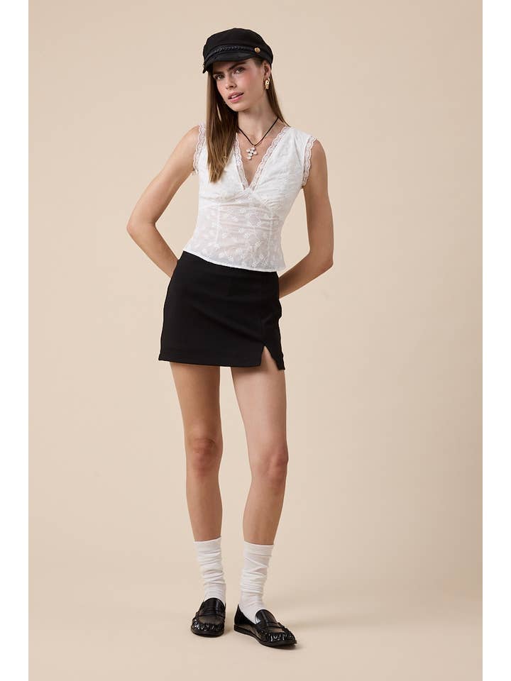 OEILLET BLANC Haut en dentelle blanche à motifs floraux embossés avec liens au dos. en vente sur Faire5