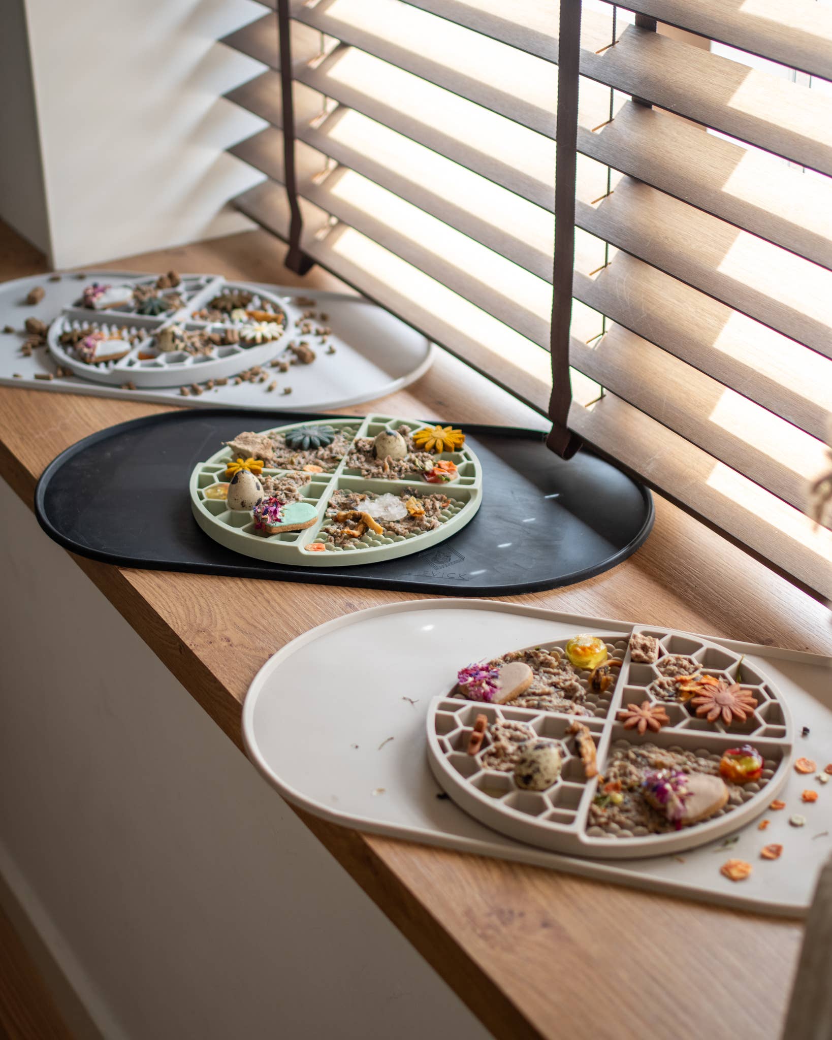 LIEVICK - Wholesale Pet Food Mat - Dog - LIEVICK ' no spill ' mat - LIGHT GREY4