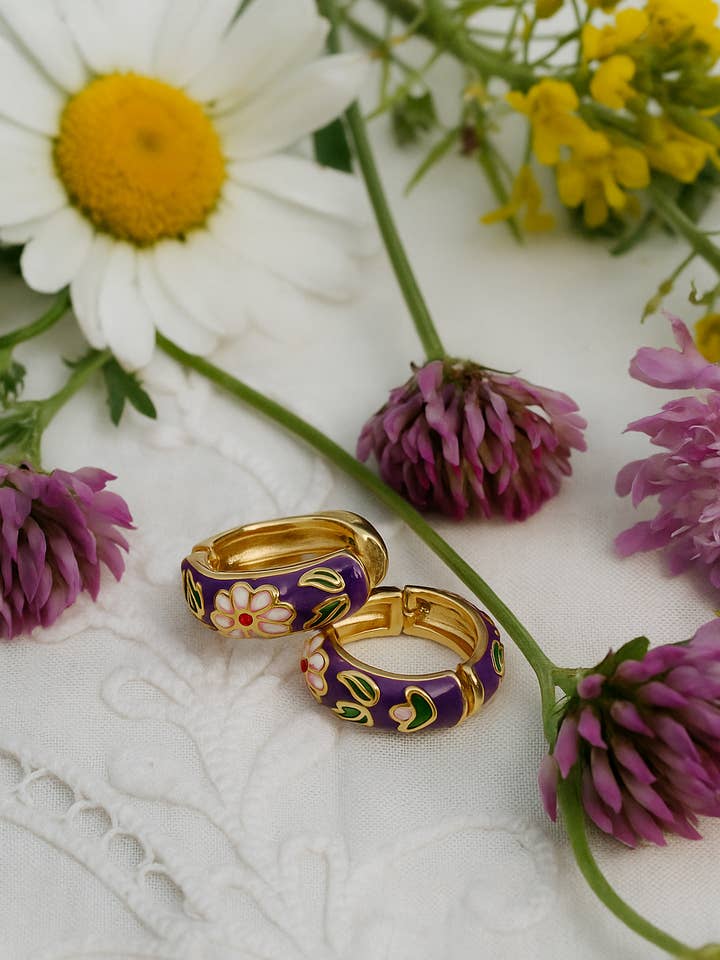 Boucles d'oreilles créoles florales bohèmes – Acier et émail pour la vente par Wild & Free