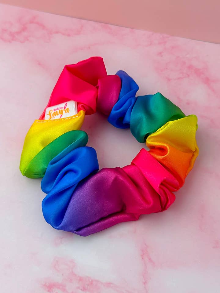 Arc-en-ciel - Chouchou classique en satin arc-en-ciel pour la vente par ThatsSewLauraUk