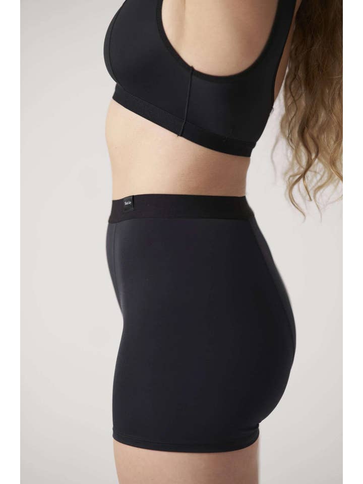 Zwart ELLA super absorberende menstruatieboxershort voor groothandel op Faire1