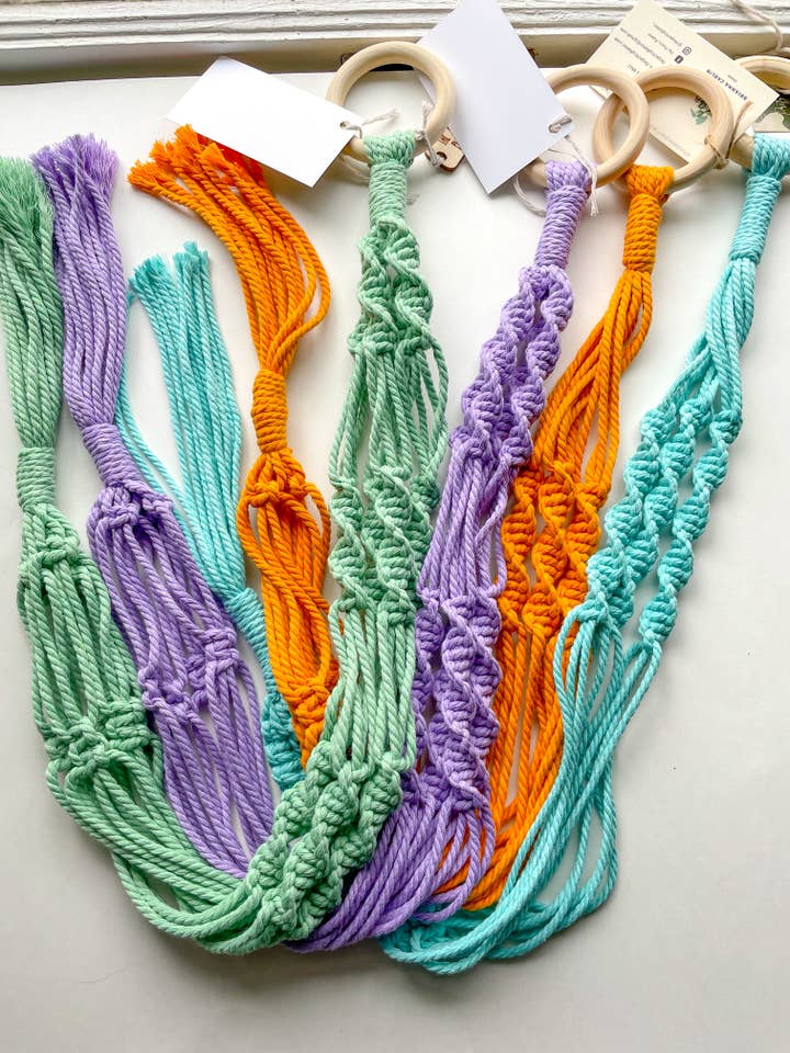 Pastelkleurige macramé plantenhanger voor wholesale door The Pretty Planter