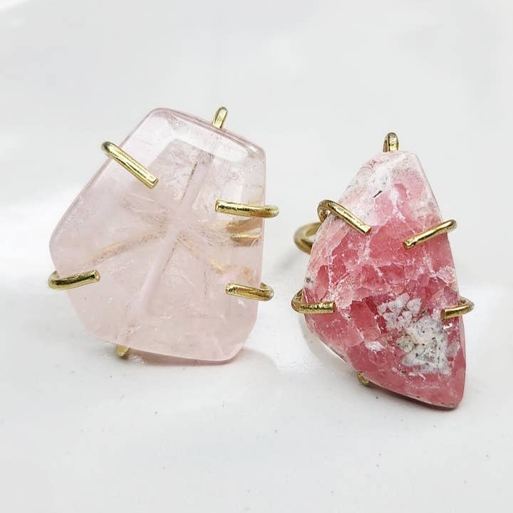 Madagaskar Rozenkwarts, Rhodochrosiet & Messing Ringen voor wholesale door Sara Sela Jewelry