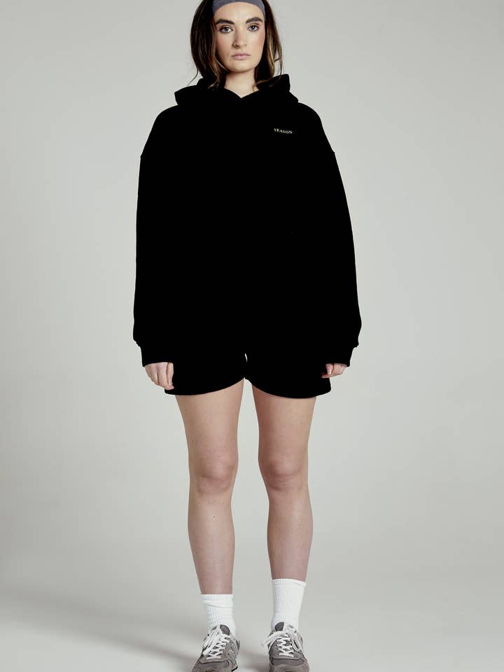 Essentials Hoodie - Zwart voor wholesale door Season Lifestyle