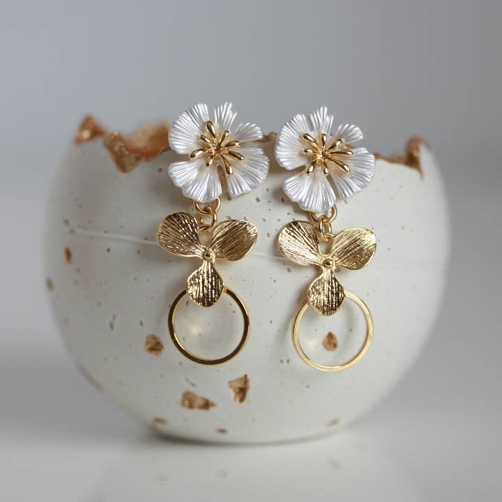 Brincos de Flor de Esmalte Branco e Círculo Dourado | Joalharia de Casamento por atacado de Kaiko Studio