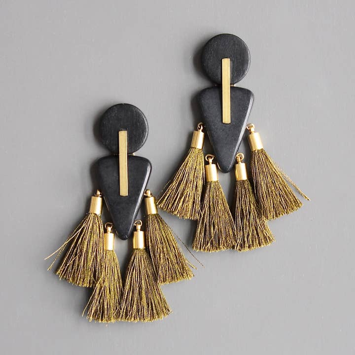 David Aubrey Jewelry – Großhandel Quasten-Ohrring – CHRE84 Ohrringe mit Quasten aus schwarzem Holz, Messing und dunklem Senf0