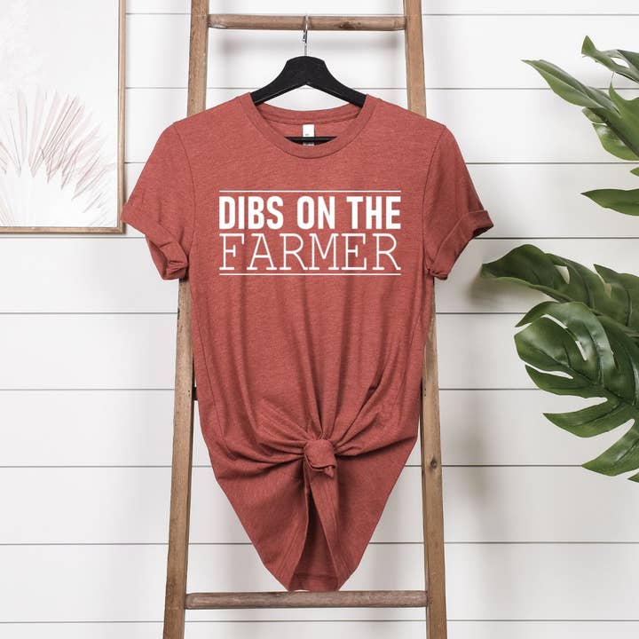Tee-shirt en argile Dibs on the Farmer pour la vente par Simply Tees