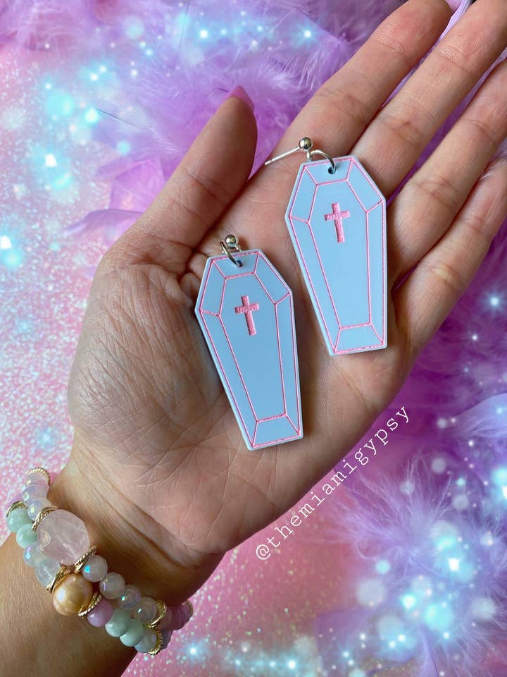Boucles d'oreilles Kawaii Coffin pour la vente par Cosmic lovely
