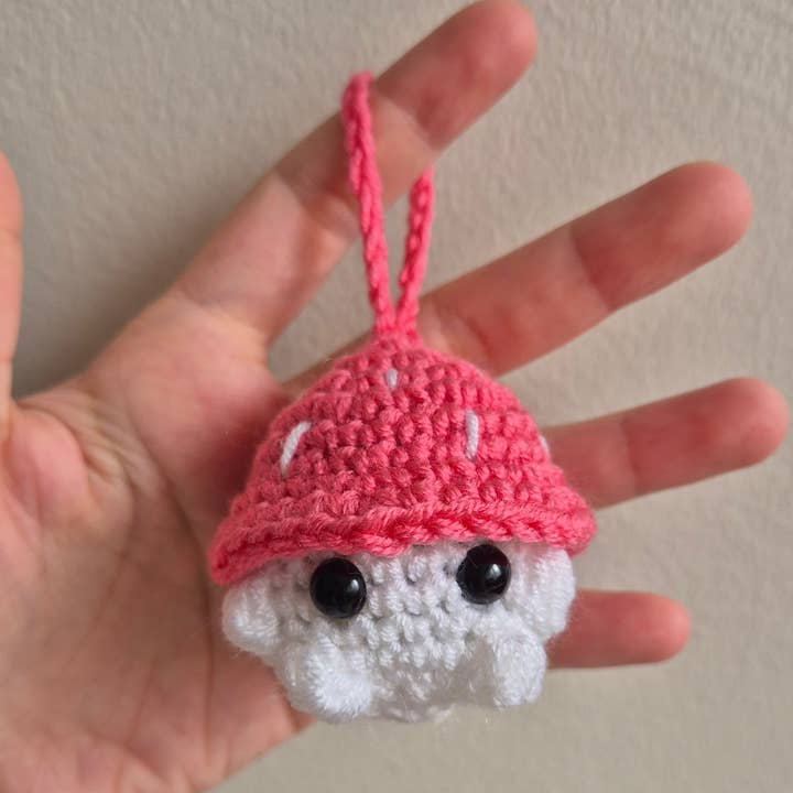 Handgefertigter gehäkelter Pilz-Schlüsselanhänger / Taschenanhänger für den Großhandel von despinacrafting