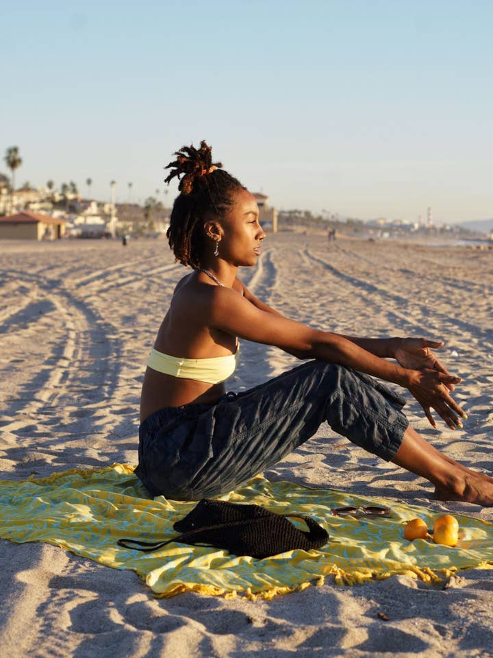 YUMI & KORA – Engroshandel Strandbadekåbe – Dame – Yellow batik sarong med blåt sivemønster - LANTA REEF9