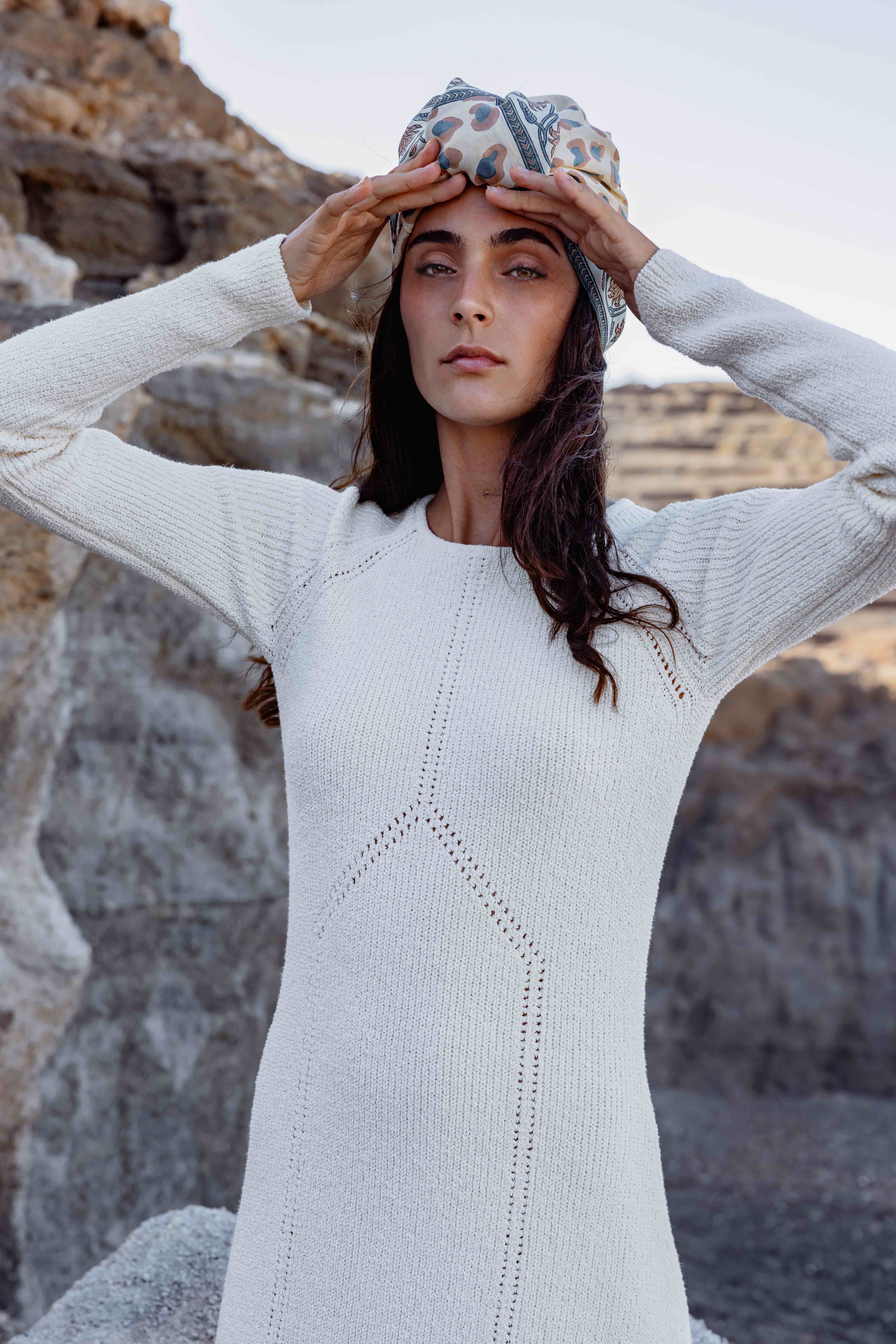 Maradji - Vendita all'ingrosso Sciarpa - Donna - Sciarpa quadrata in lana e seta con fiori balcanici su fondo navy