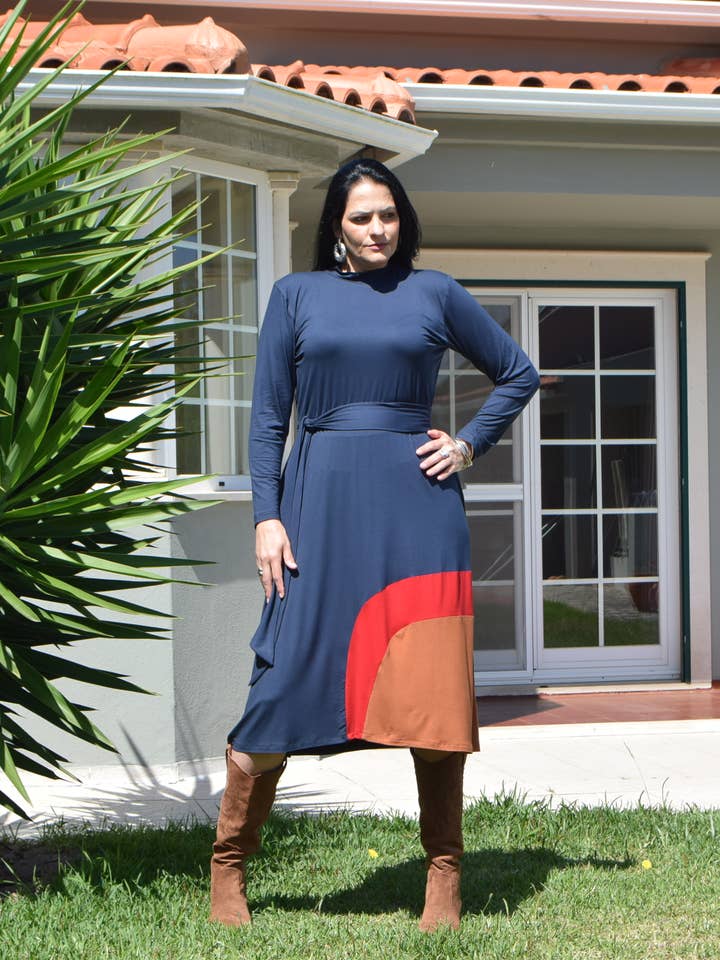 Plus Size jurk CASSANDRA met bijpassende stoffen ceintuur - maten L tot 6XL voor wholesale door Torster & Ribeiro, Lda - CurvyShion