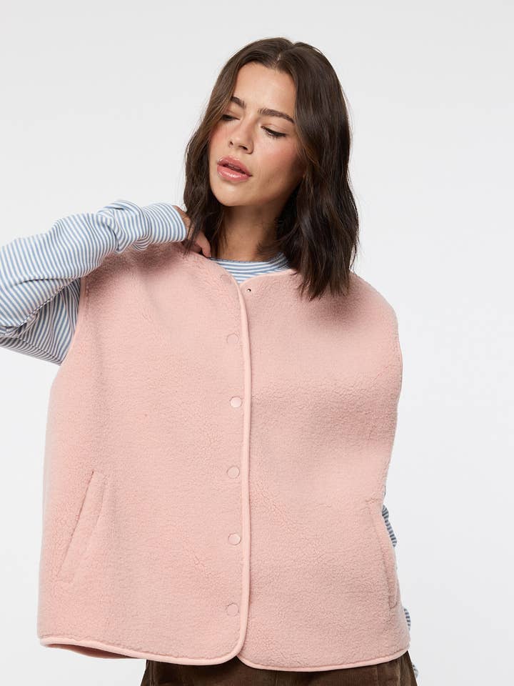 Wishlist Apparel - Wholesale Outerwear Vest - Women's - SHERPA VEST / WL25-106250