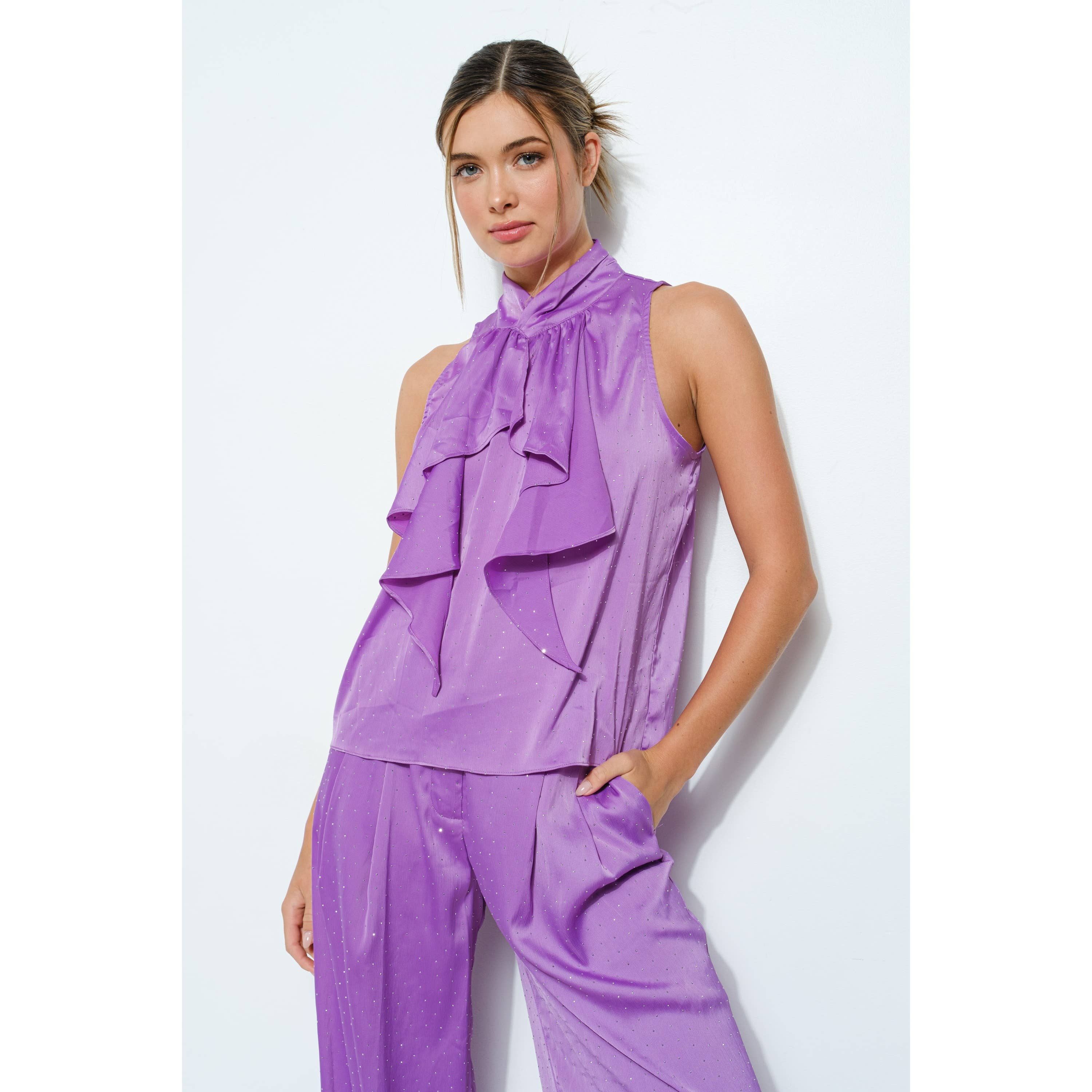 INA – Engroshandel Bluse - Dame – Rhinestone udsmykket top med flæsedetaljer foran1