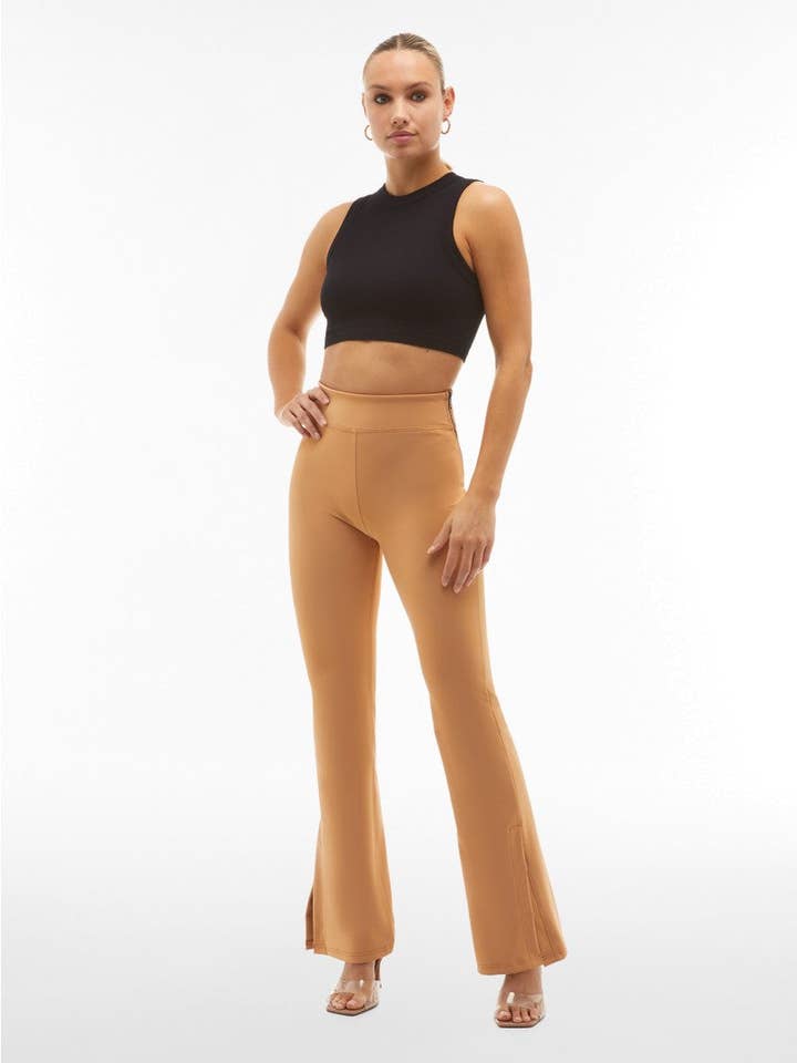 (WRUP11SHS435-M44) Cintura alta WR.UP® acampanada con aspecto mojado de piel, cintura alta, pierna ancha con abertura en el tobillo para venta al por mayor de Freddy Pantroom