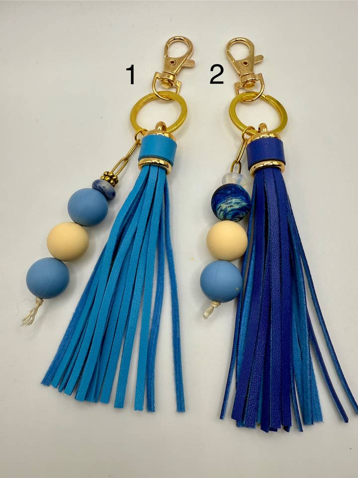 Porte-clés en sodalite à perles en silicone avec pompon bleu royal (1) pour la vente par Ahimsa Gems