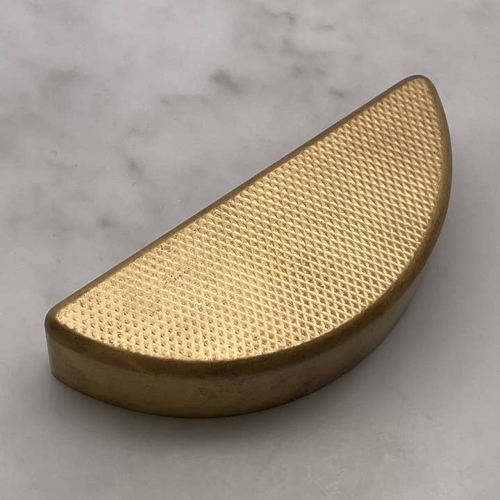 Poignée moletée plate en laiton satiné pour la vente par Clemo and Finch