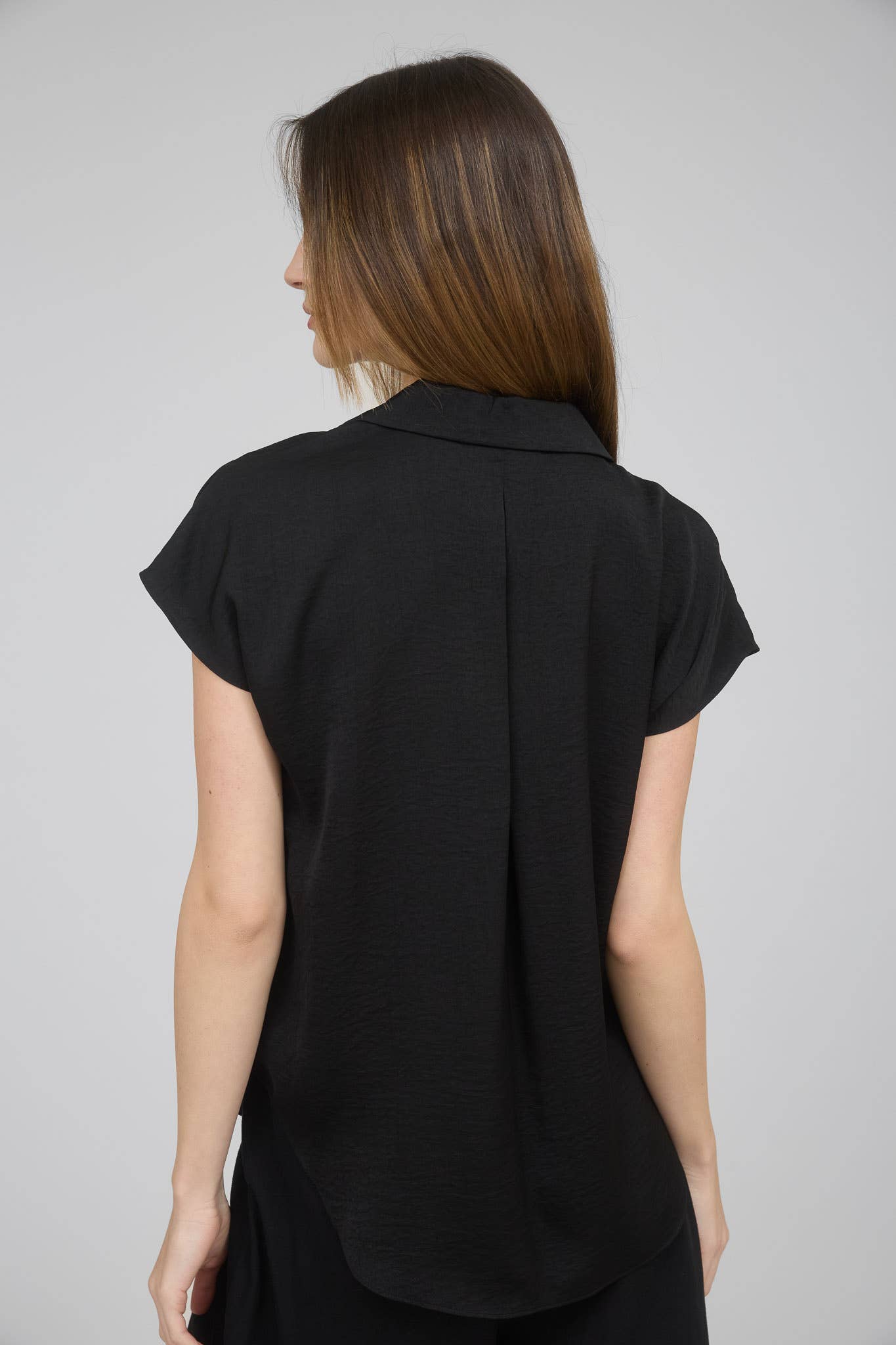 The Workshop Studio – Blusa - Mulher por atacado – CAMISA TEXTURIZADA COM OMBROS CAÍDOS, GOLA E BOTÕES6