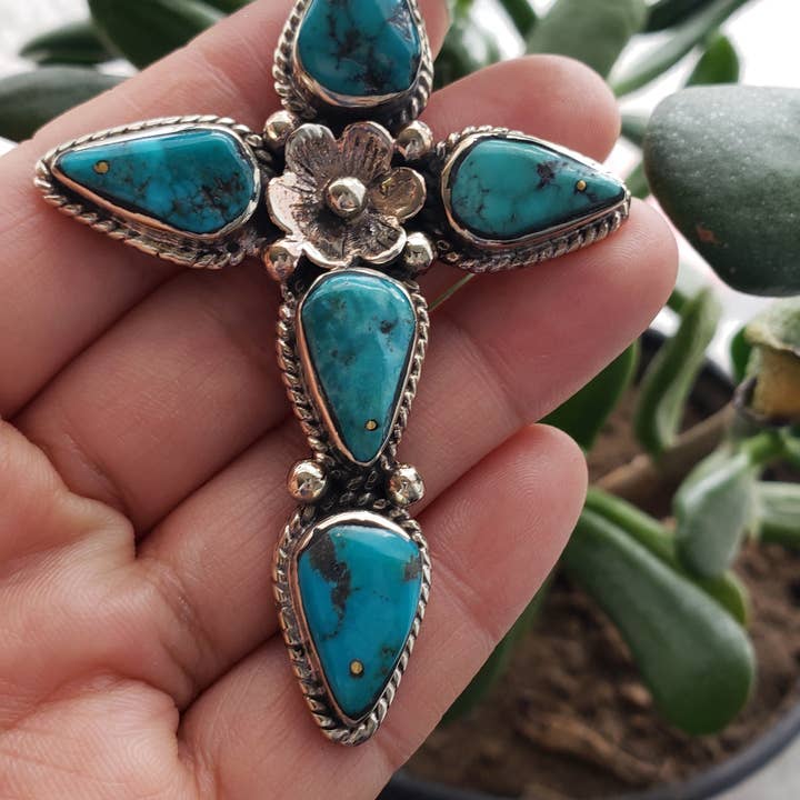 Naturlig turkis korsvedhæng, tibetansk repoussé-sølv for engroshandel hos GTG Gems Corp