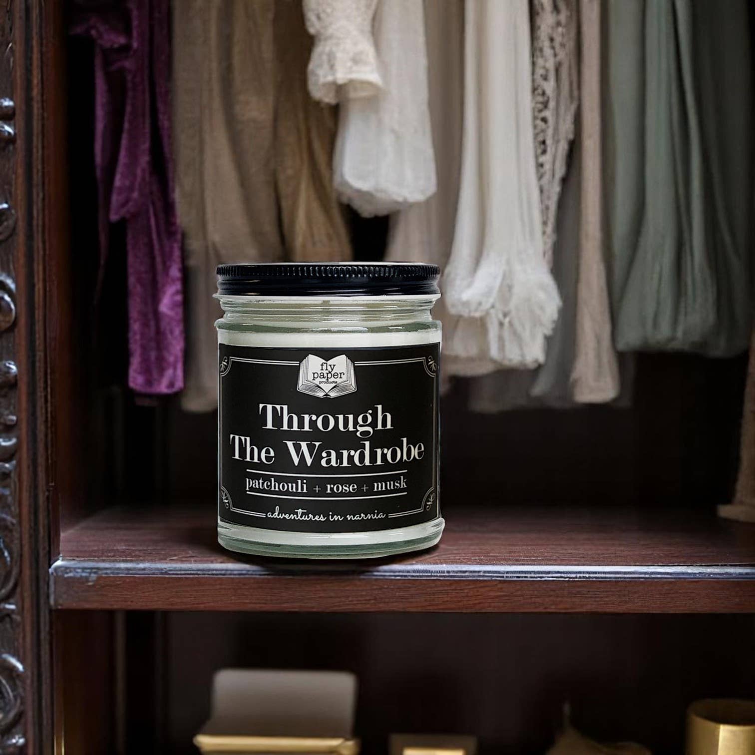 Fly Paper Products – Großhandel Kerze im Glas / gefüllte Kerze – Through the Wardrobe 260 g Glas-Kerze Patchouli + Rose1