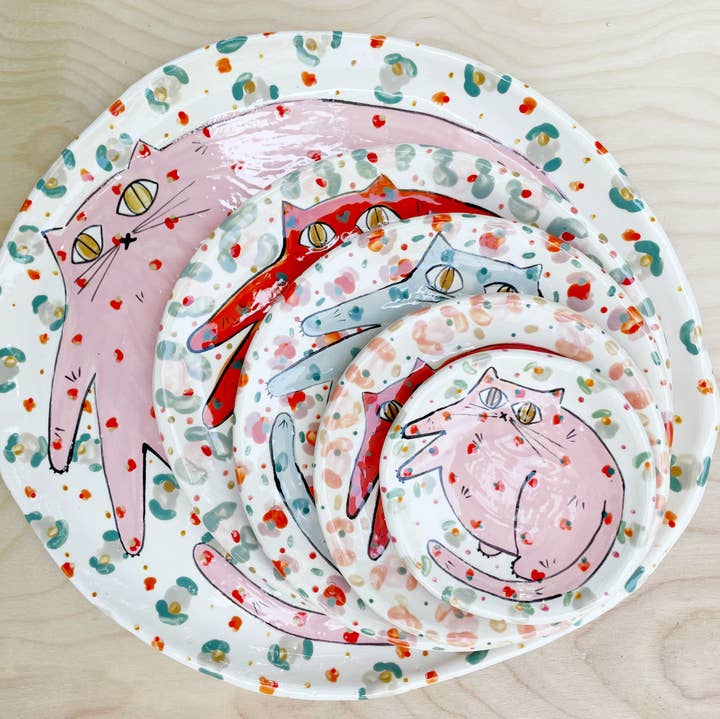 By Bianca Rae – Engroshandel Pyntetallerken/skål – Maximalistisk kattefad i fem størrelser1