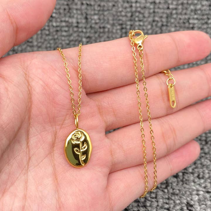 Mio Queena – Großhandel Kette mit Anhänger/Charm – Ovale Charm-Halskette aus 18 Karat vergoldetem Edelstahl — FGS