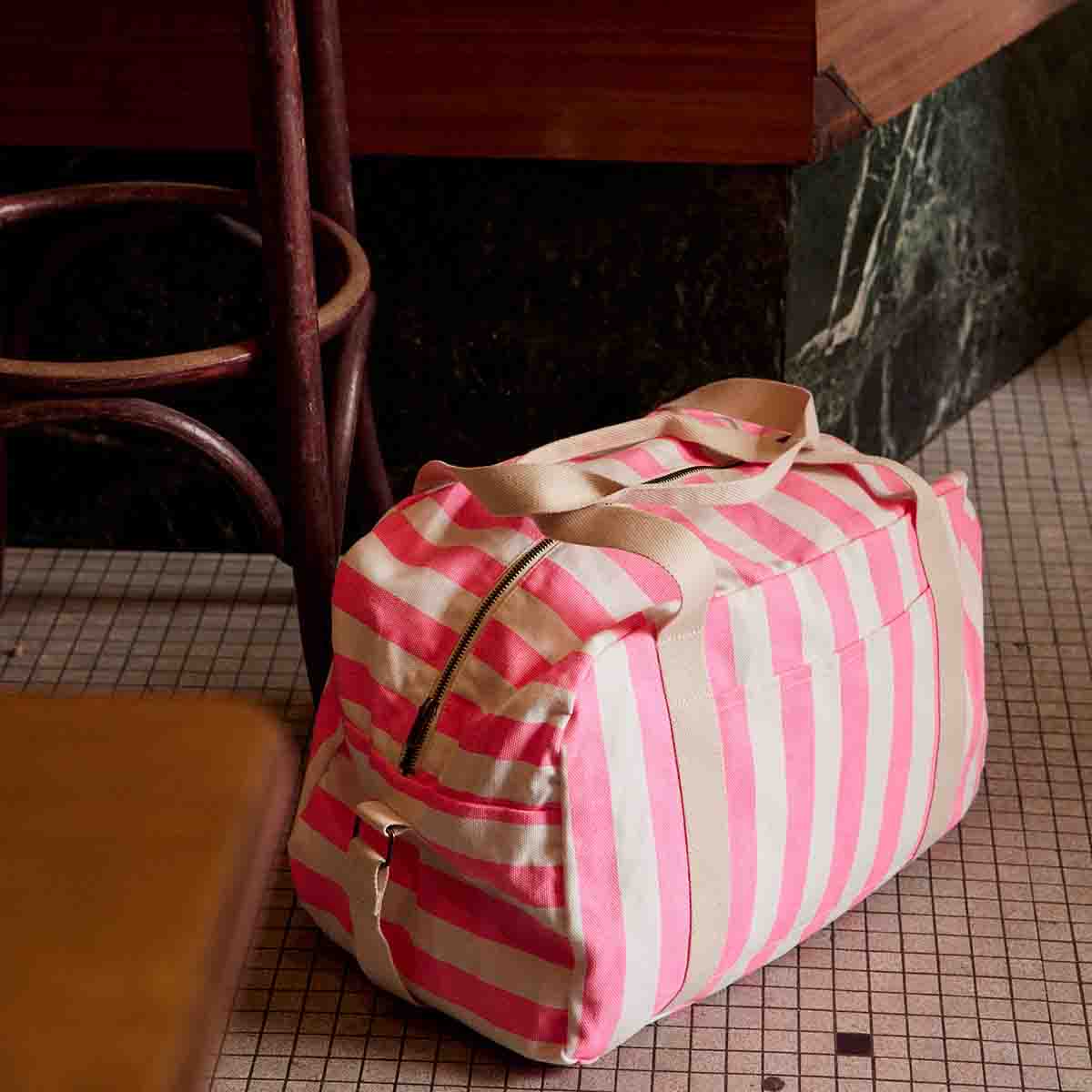 ROSA NEÓN Bolso pañalera Raphael - Bolsa de fin de semana a rayas rosa neón de venta al por mayor en Faire5