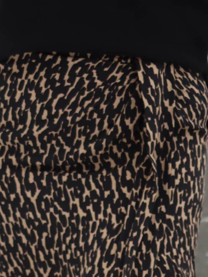 Leo-printet midi nederdel med overlappende slidser foran for engroshandel hos JASPER Mode