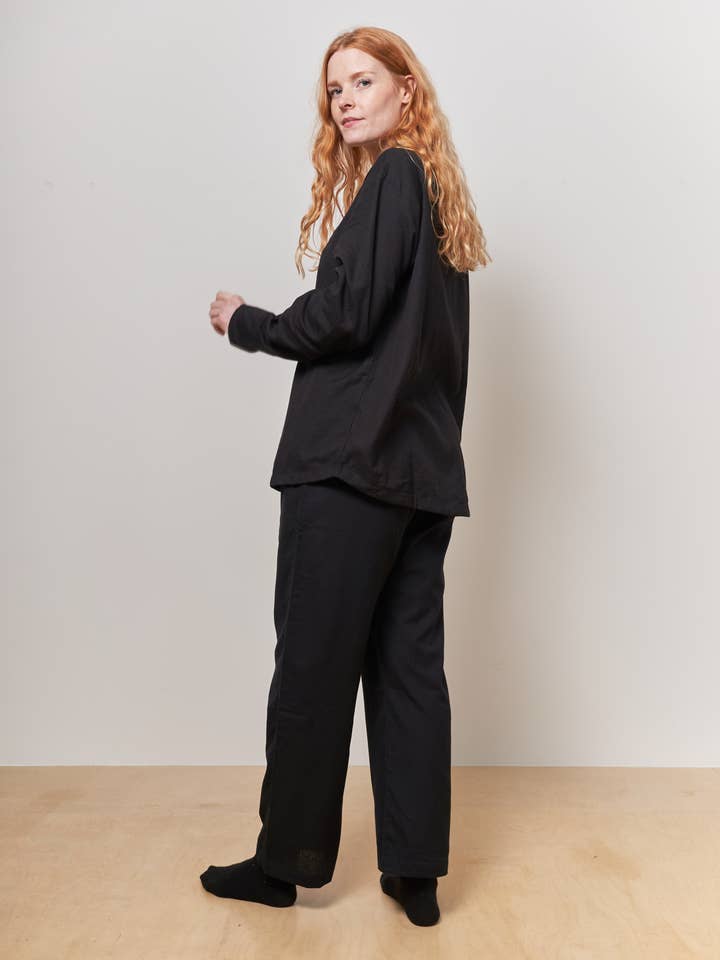 Klassisk sort langærmet skjorte for engroshandel hos Periodical