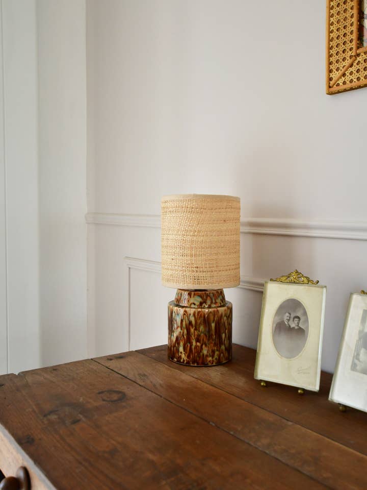 Lampe en céramique cristalline marron-bleu à abat-jour en raphia pour la vente par Enoceramics