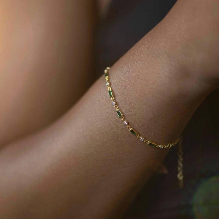 Bracelet AMAYA en argent 925 plaqué or 18 carats avec calcédoine verte et zirconia pour la vente par Signorina LEYLA